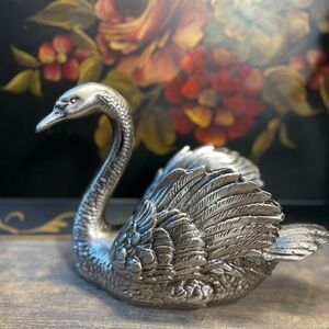 PM Craftsman silver metal swan decor towel holder